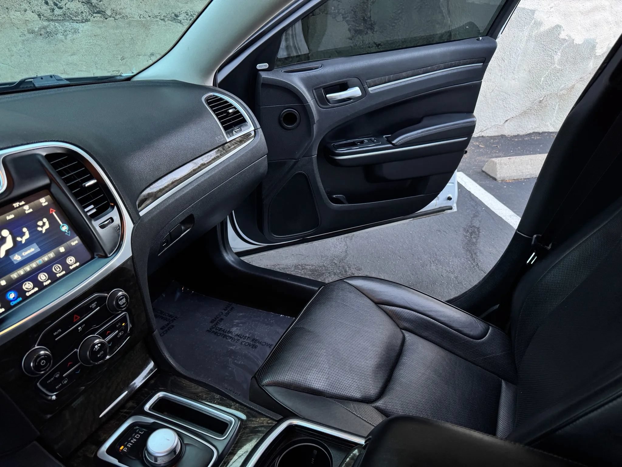 Used 2018 Chrysler 300 Limited RWD image 16