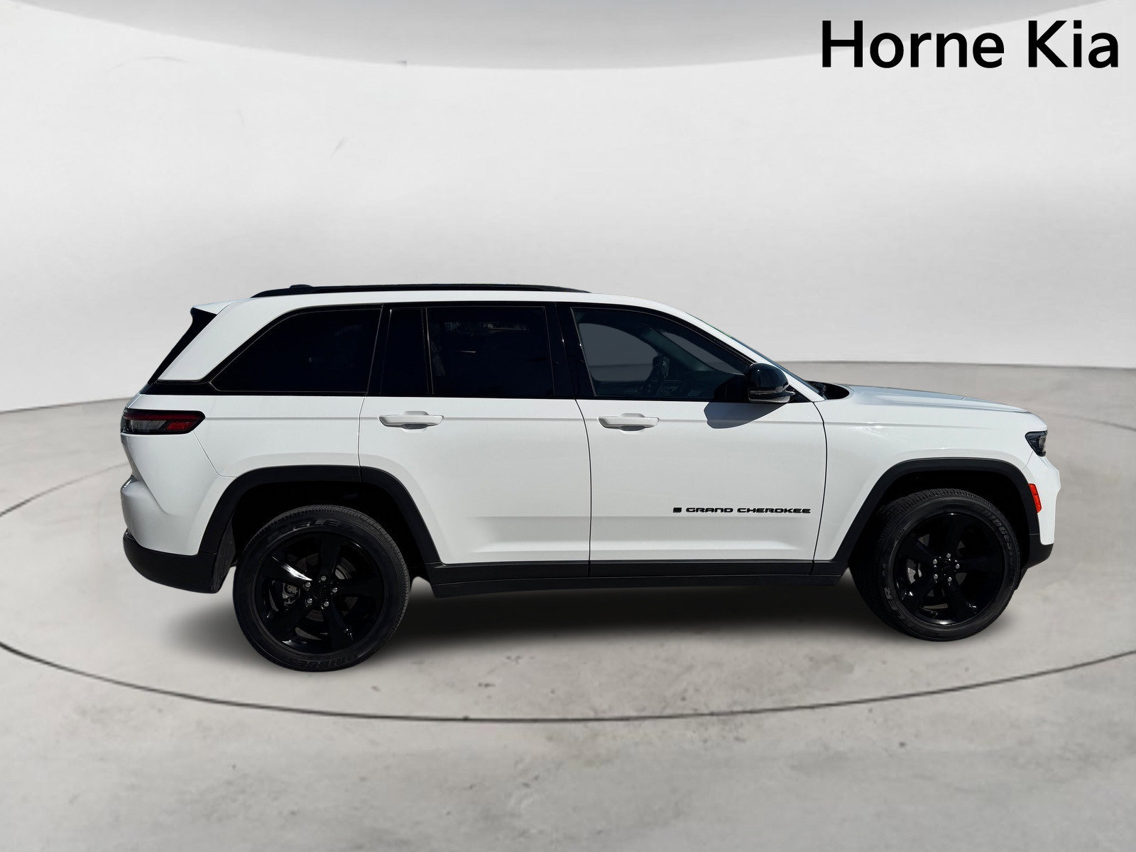 Used 2024 Jeep Grand Cherokee Altitude image 3