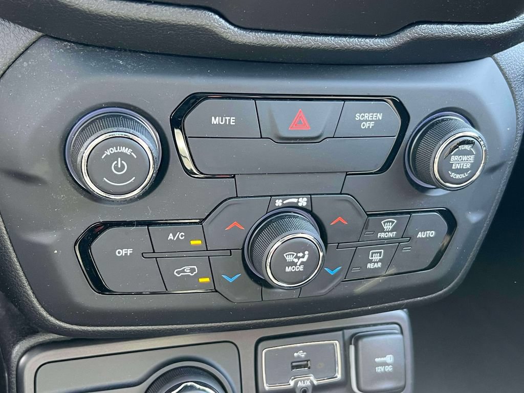 Used 2018 Jeep Renegade Latitude w/ Cold Weather Group AWD/4WD image 30