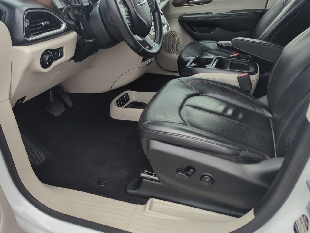Used 2018 Chrysler Pacifica Touring-L w/ Tire & Wheel Group image 34