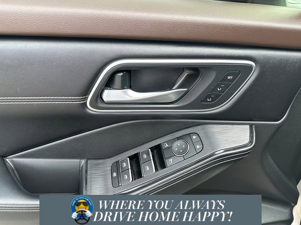 Used 2023 Nissan Rogue Platinum w/ Platinum Premium Package image 11