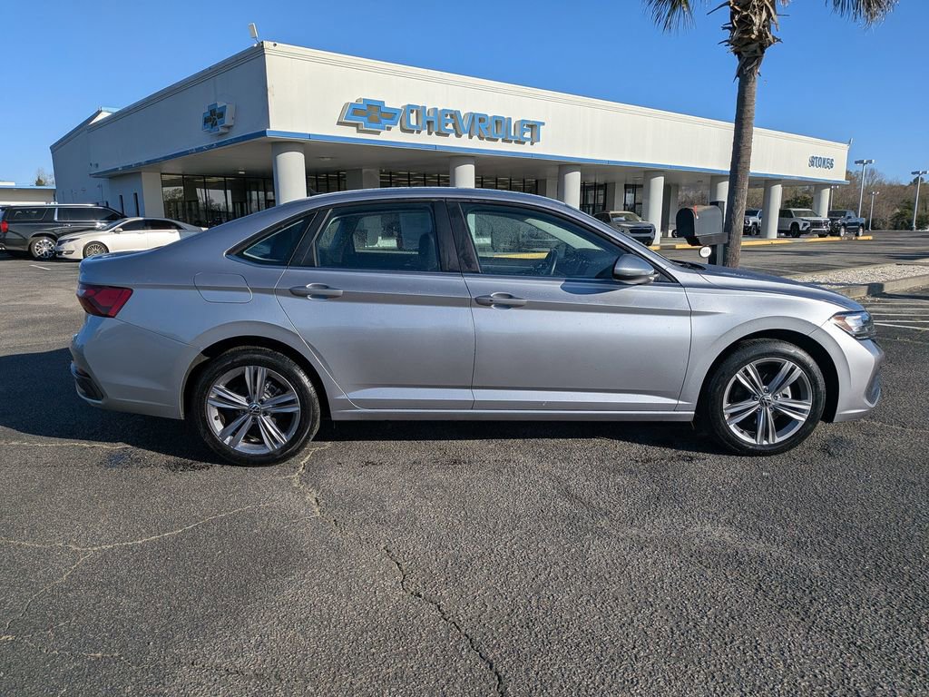 Used 2024 Volkswagen Jetta SE image 3