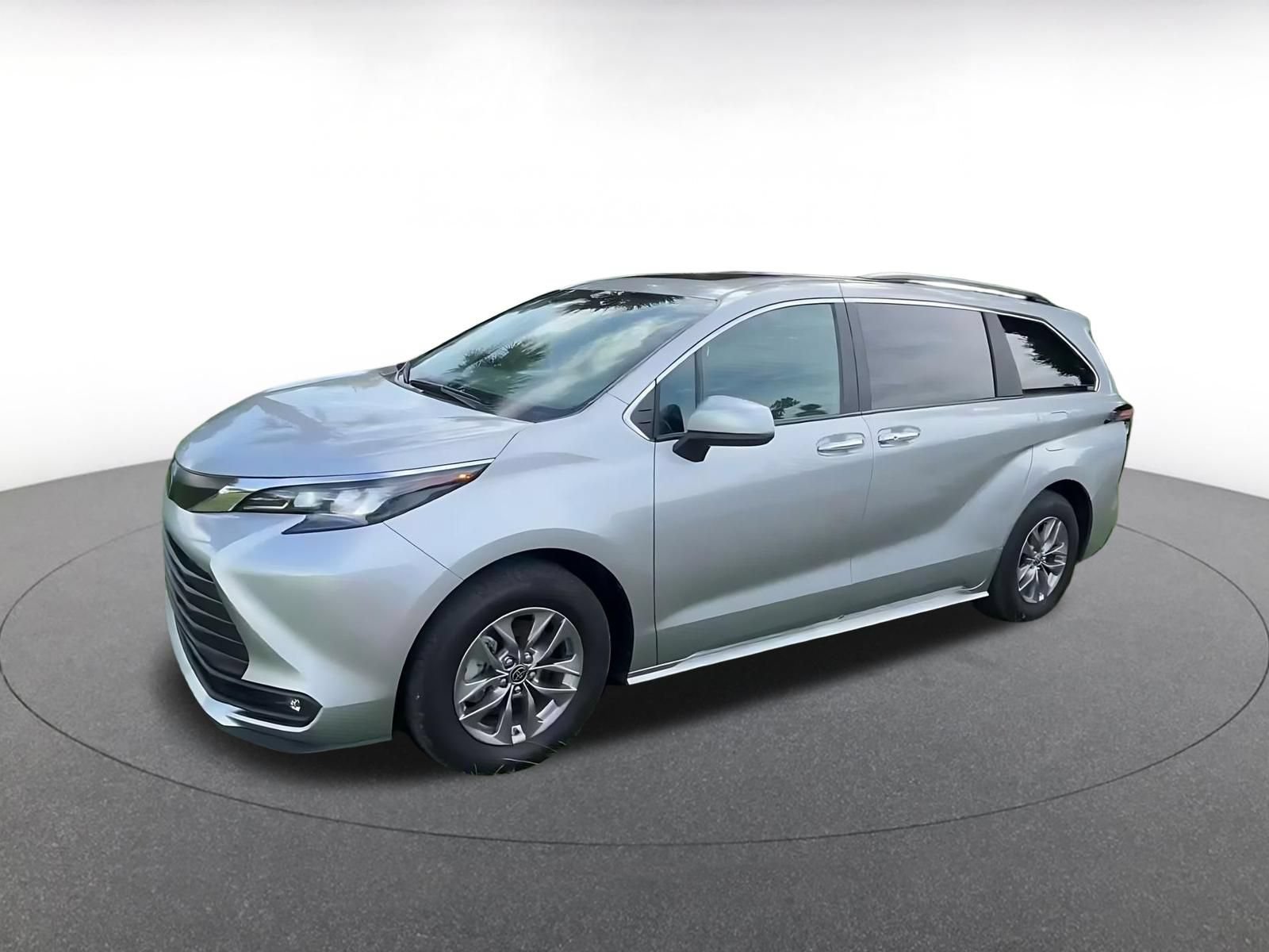 Used 2025 Toyota Sienna XLE FWD image 7