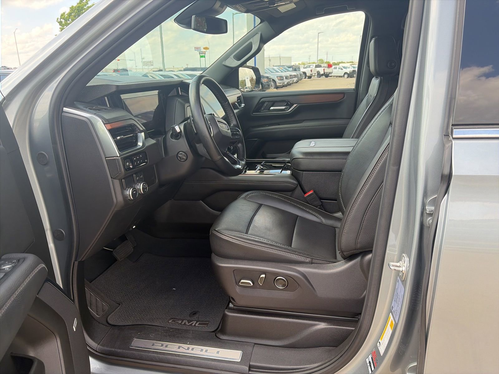 Used 2025 GMC Yukon XL Denali image 10