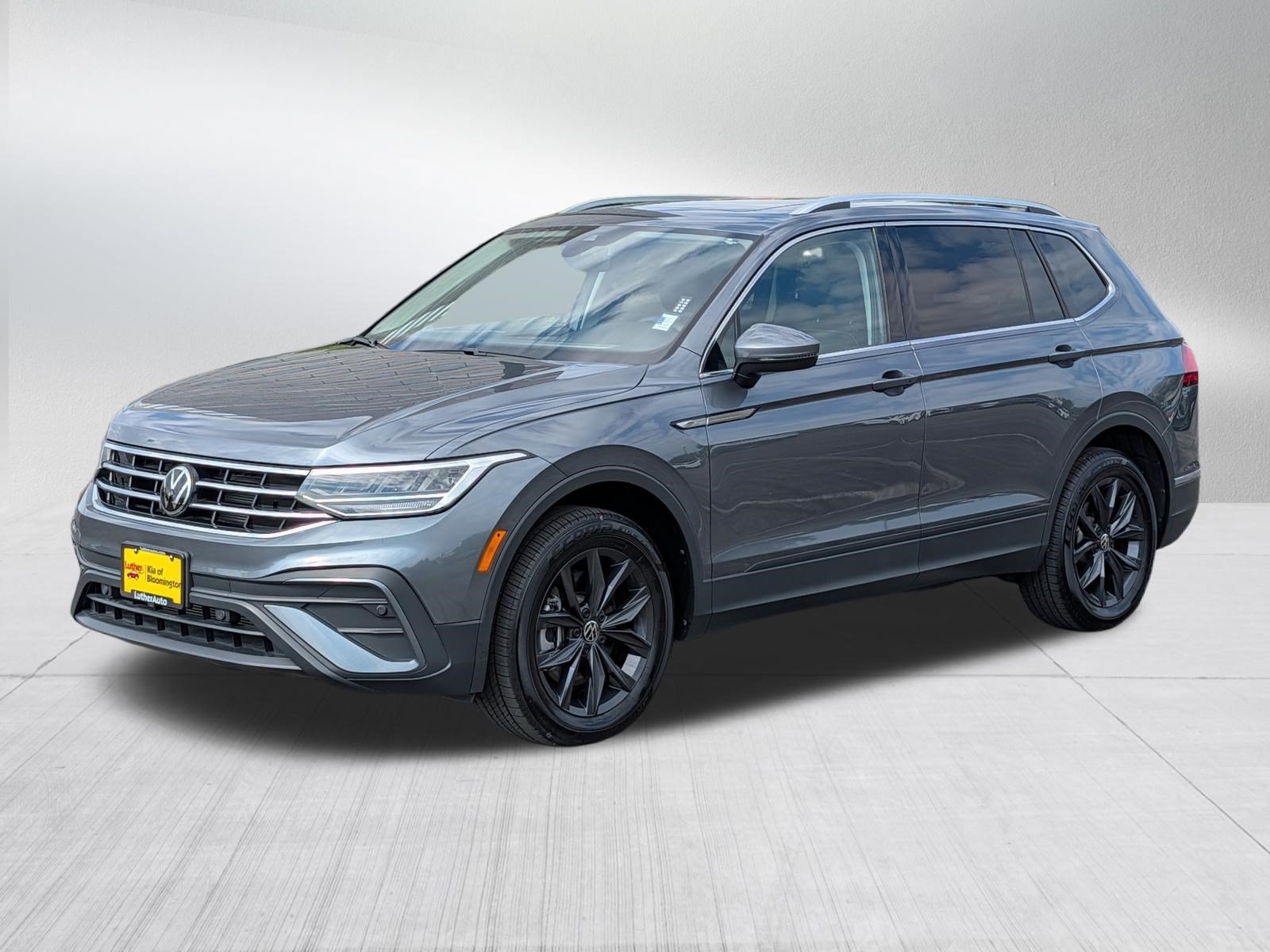 Used 2024 Volkswagen Tiguan SE w/ Panoramic Sunroof Package AWD/4WD image 3