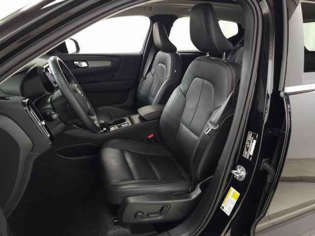 Certified 2025 Volvo XC40 B5 Core image 17