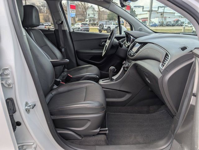 Used 2022 Chevrolet Trax LT w/ LT Convenience Package image 12