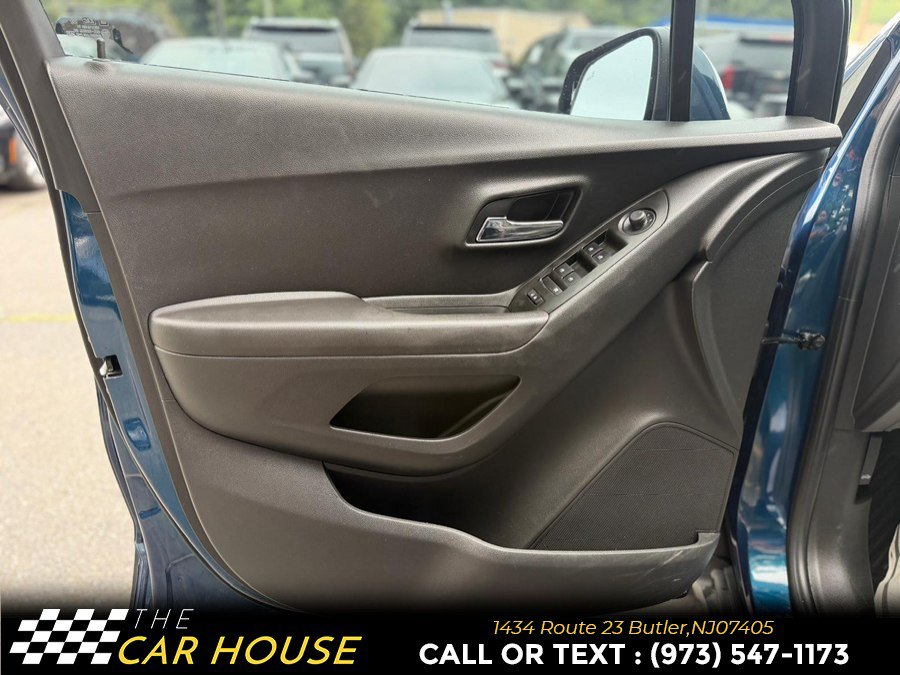 Used 2020 Chevrolet Trax LT w/ Driver Confidence Package AWD/4WD image 14