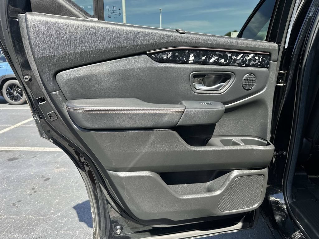 Used 2025 Honda Pilot TrailSport image 16
