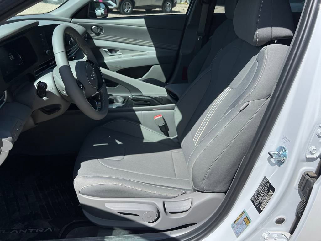 Used 2025 Hyundai Elantra Sport image 13