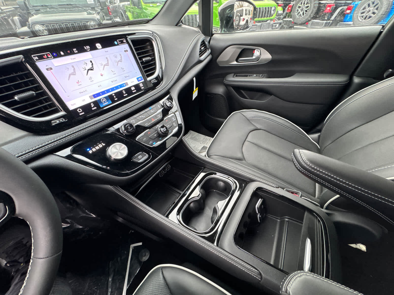 Used 2023 Chrysler Pacifica Limited w/ Uconnect Theater Family Group image 26