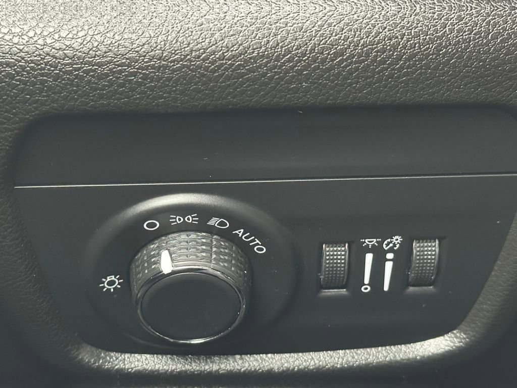 Used 2024 Jeep Grand Cherokee Laredo X image 21