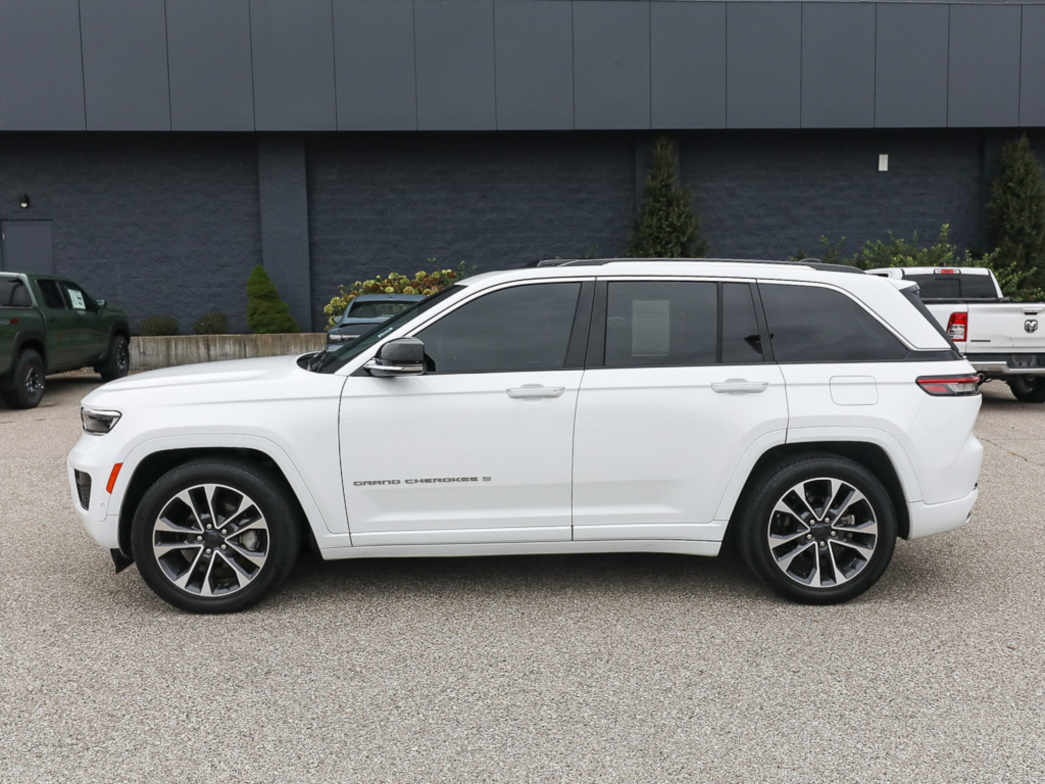 Used 2023 Jeep Grand Cherokee Overland w/ Luxury Tech Group IV AWD/4WD image 2