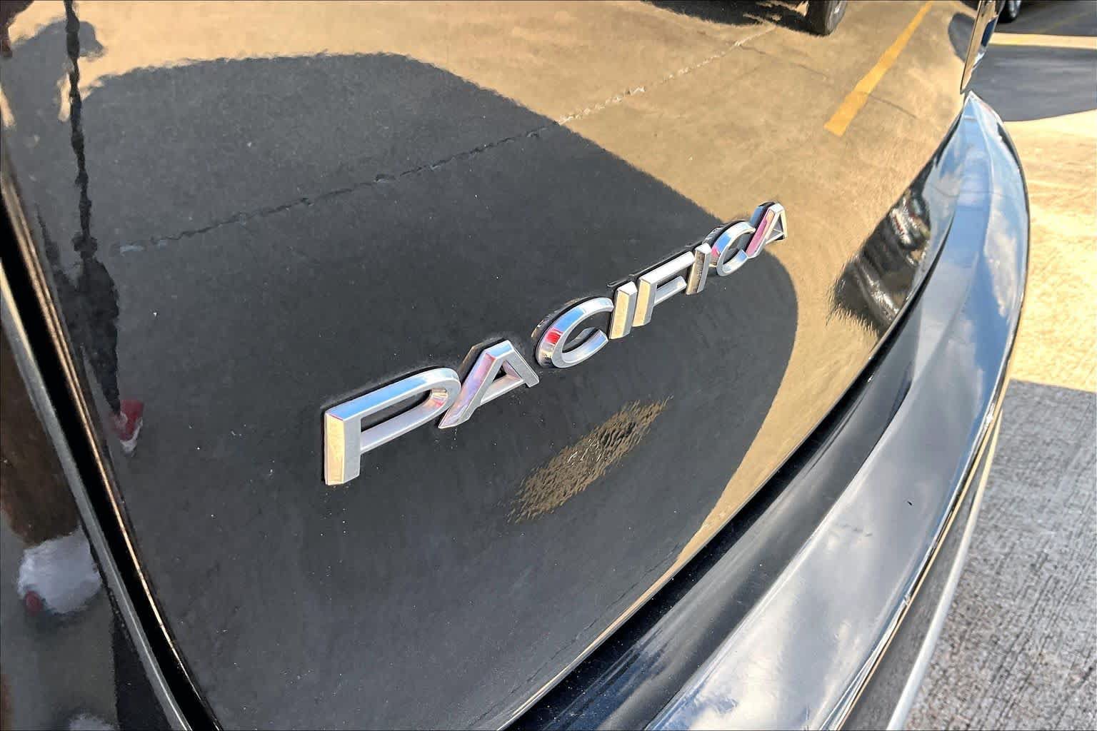 Used 2018 Chrysler Pacifica Touring Plus FWD image 31