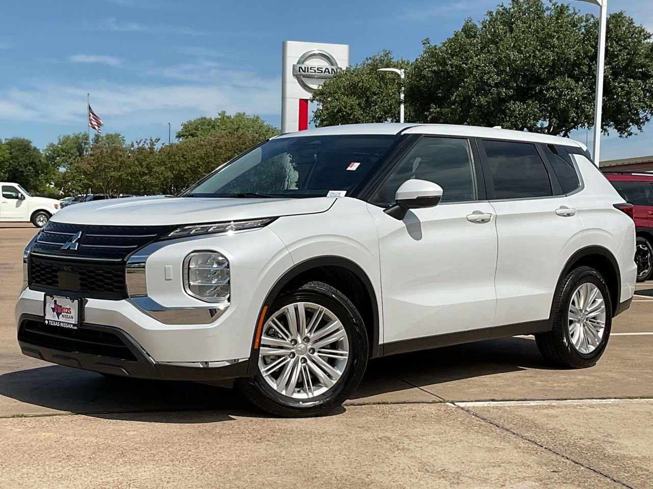 Used 2022 Mitsubishi Outlander ES image 2