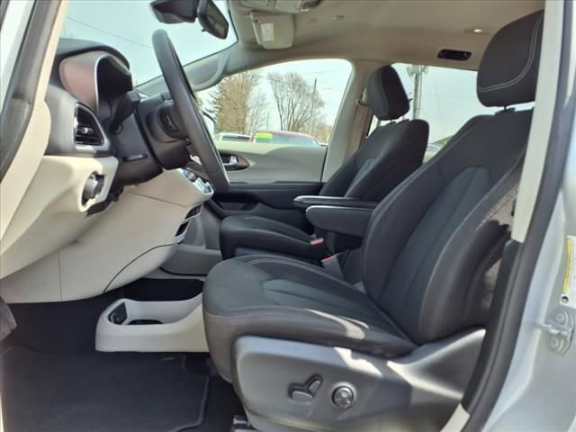 Used 2023 Chrysler Voyager LX image 12