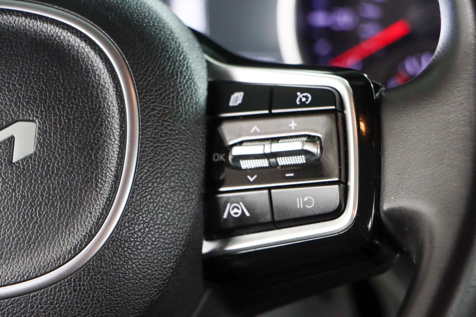 Used 2024 Kia Carnival LX image 14