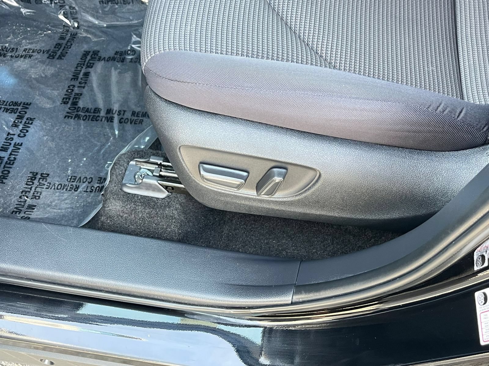 Used 2025 Toyota Highlander LE FWD image 23