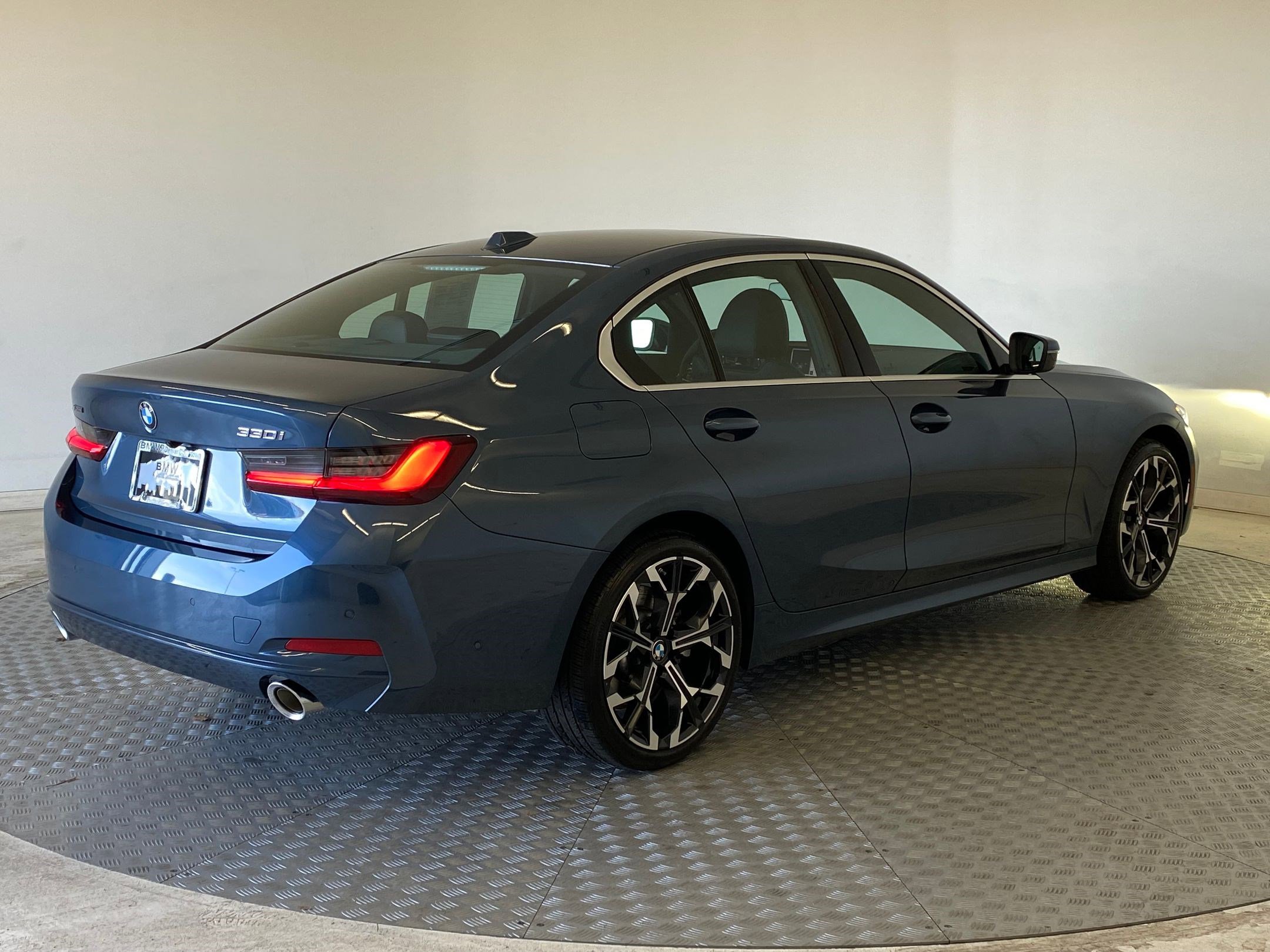 Used 2025 BMW 330i xDrive Sedan image 9