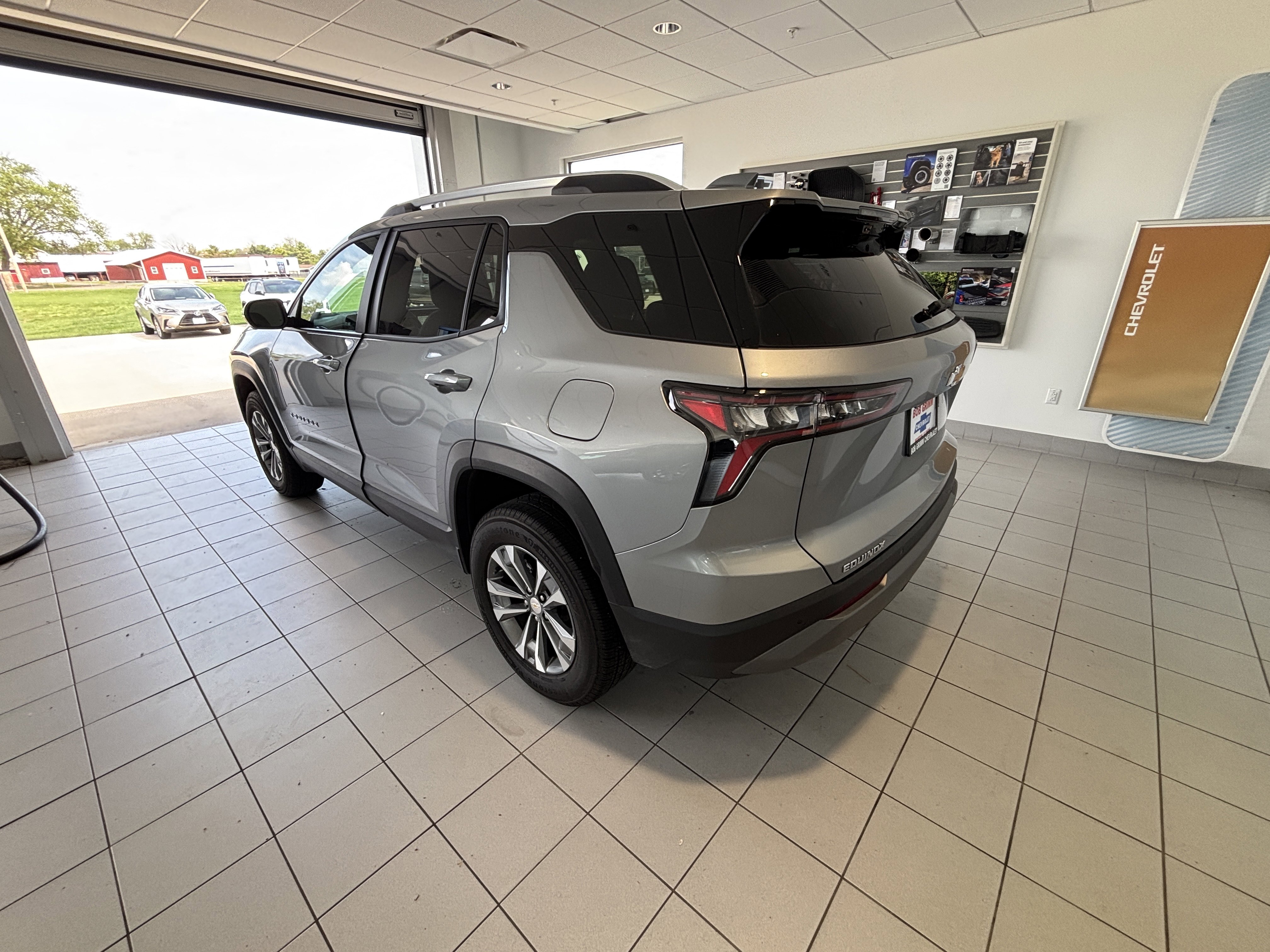 Used 2025 Chevrolet Equinox LT w/ Convenience Package II FWD image 3