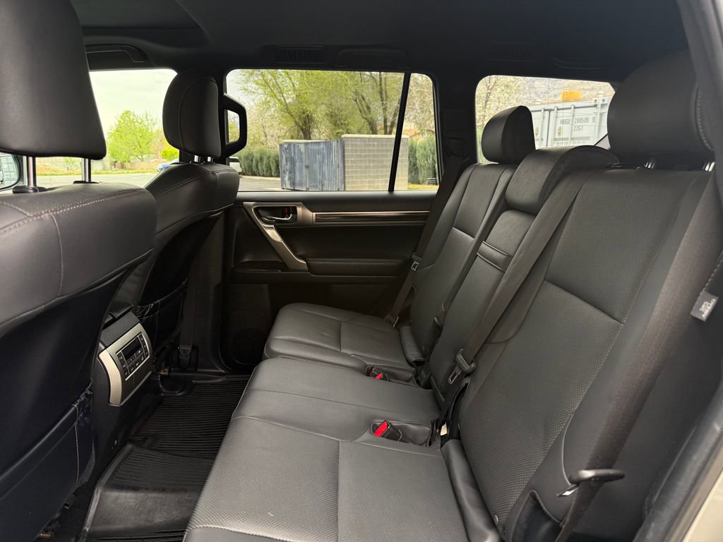 Used 2020 Lexus GX 460 Premium w/ Premium Package image 29