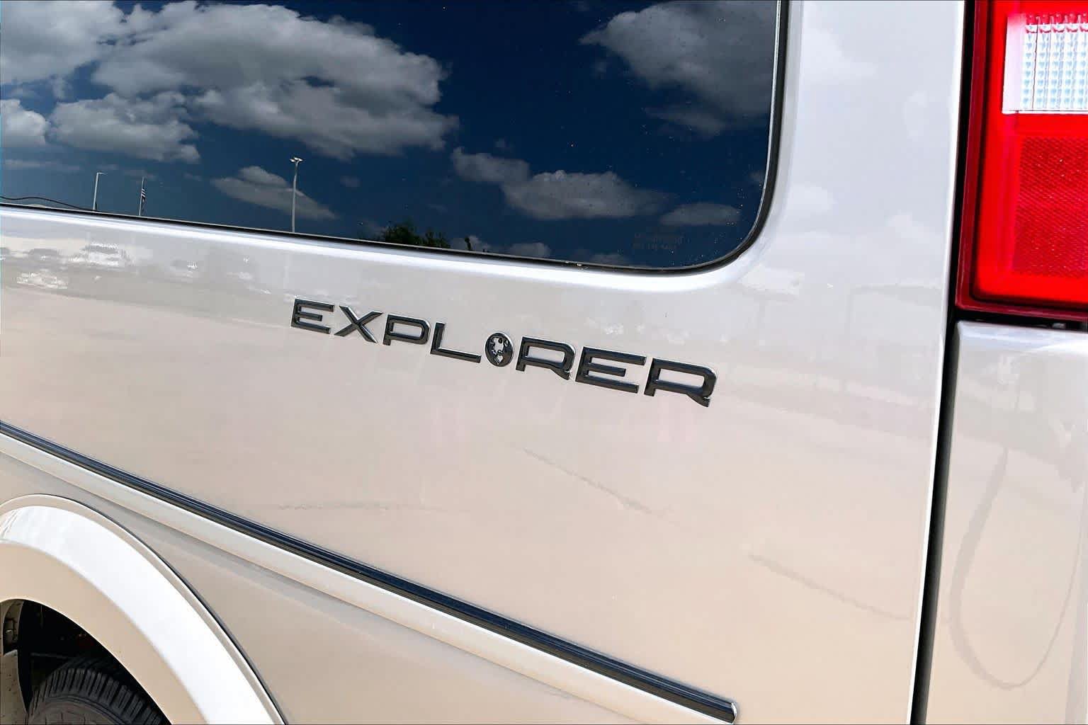 Used 2022 Chevrolet Express 2500 w/ Enhanced Convenience Package RWD image 30