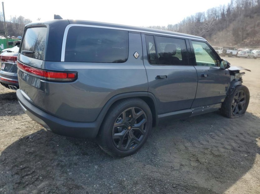 Used 2025 Rivian R1S Adventure image 5