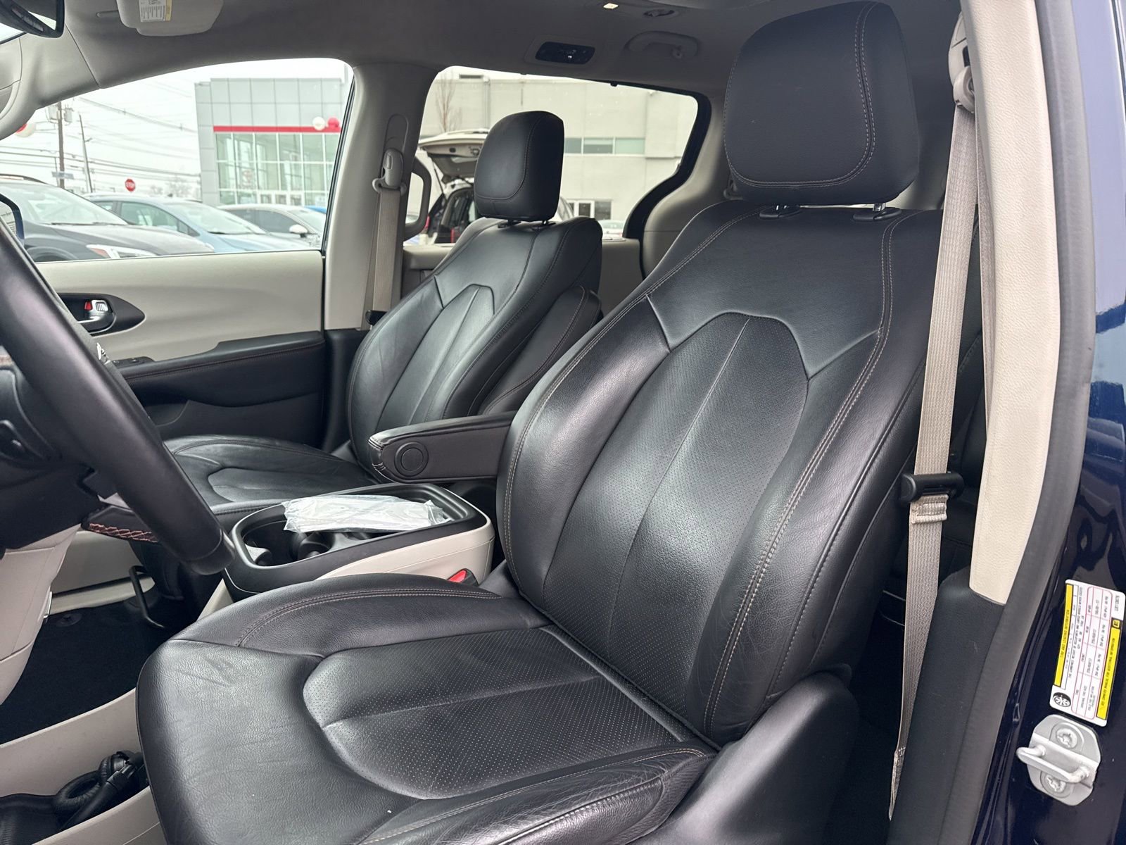 Used 2020 Chrysler Pacifica Touring-L image 12