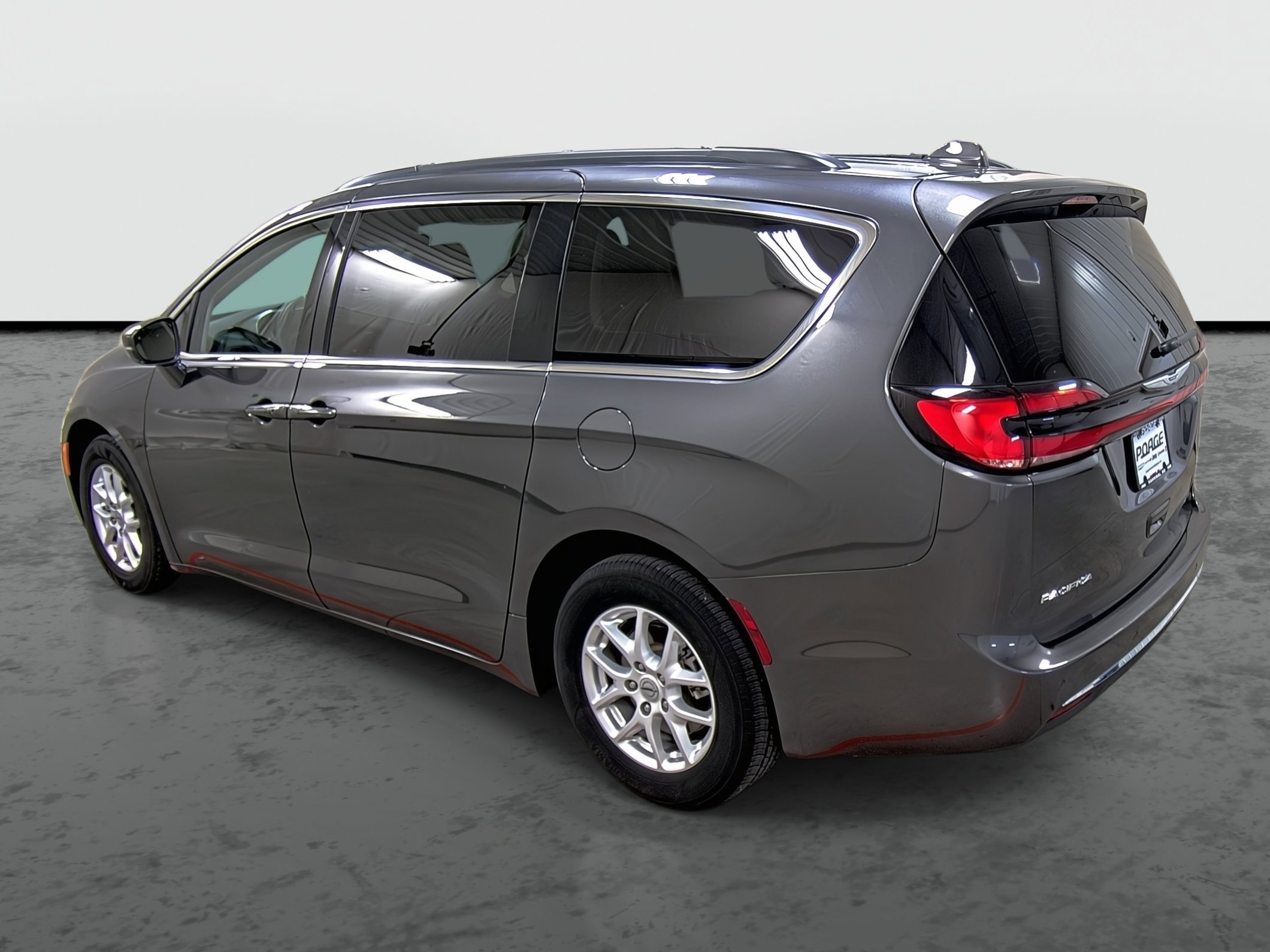Used 2022 Chrysler Pacifica Touring-L image 2
