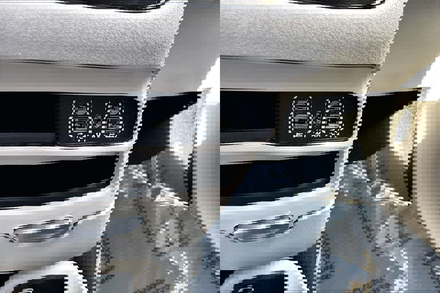 Used 2024 Chrysler Pacifica Touring-L image 34