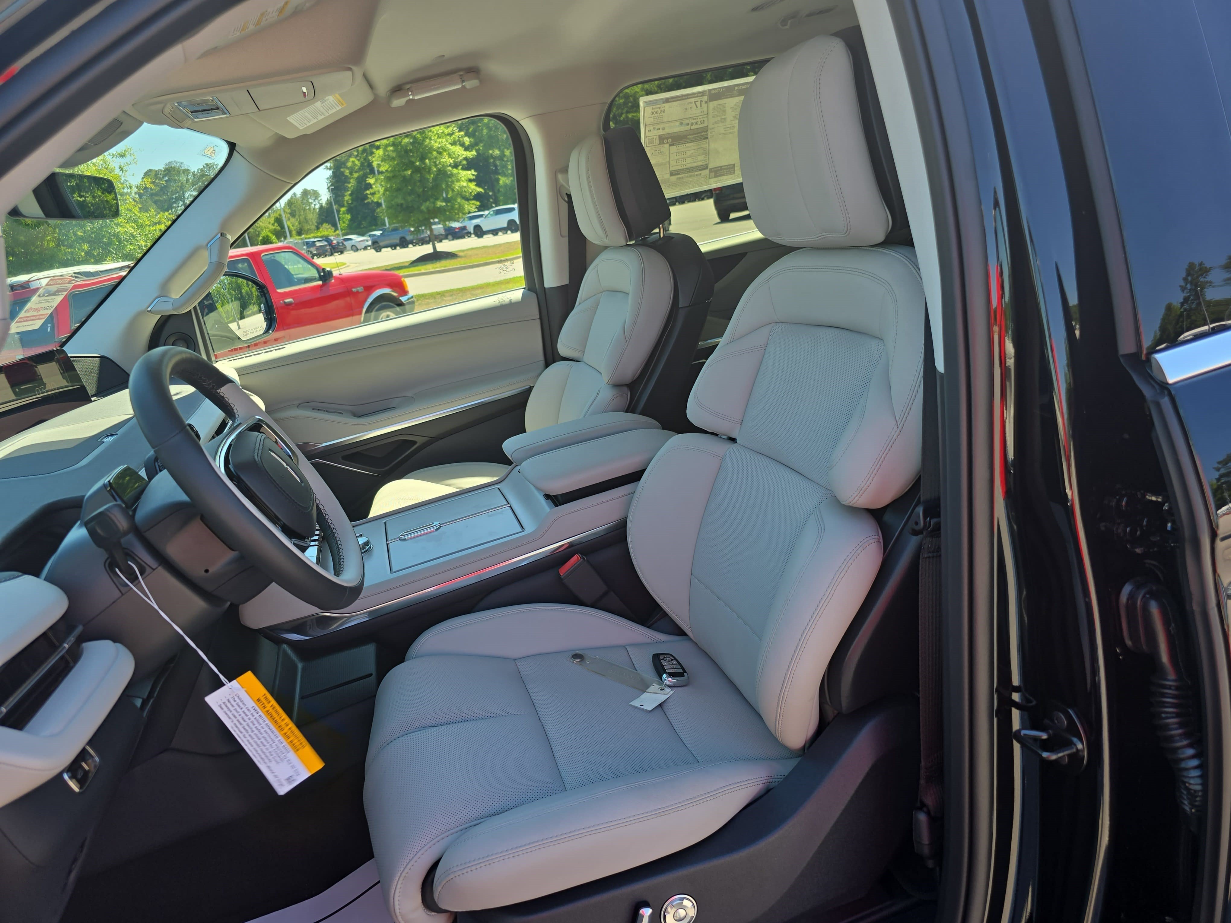 New 2026 Lincoln Navigator Premiere AWD/4WD image 14