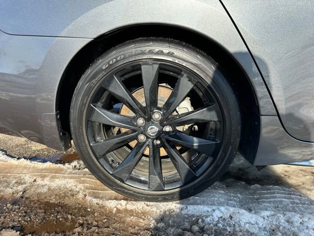 Used 2022 Nissan Maxima SR w/ Sport Mat Group FWD image 4