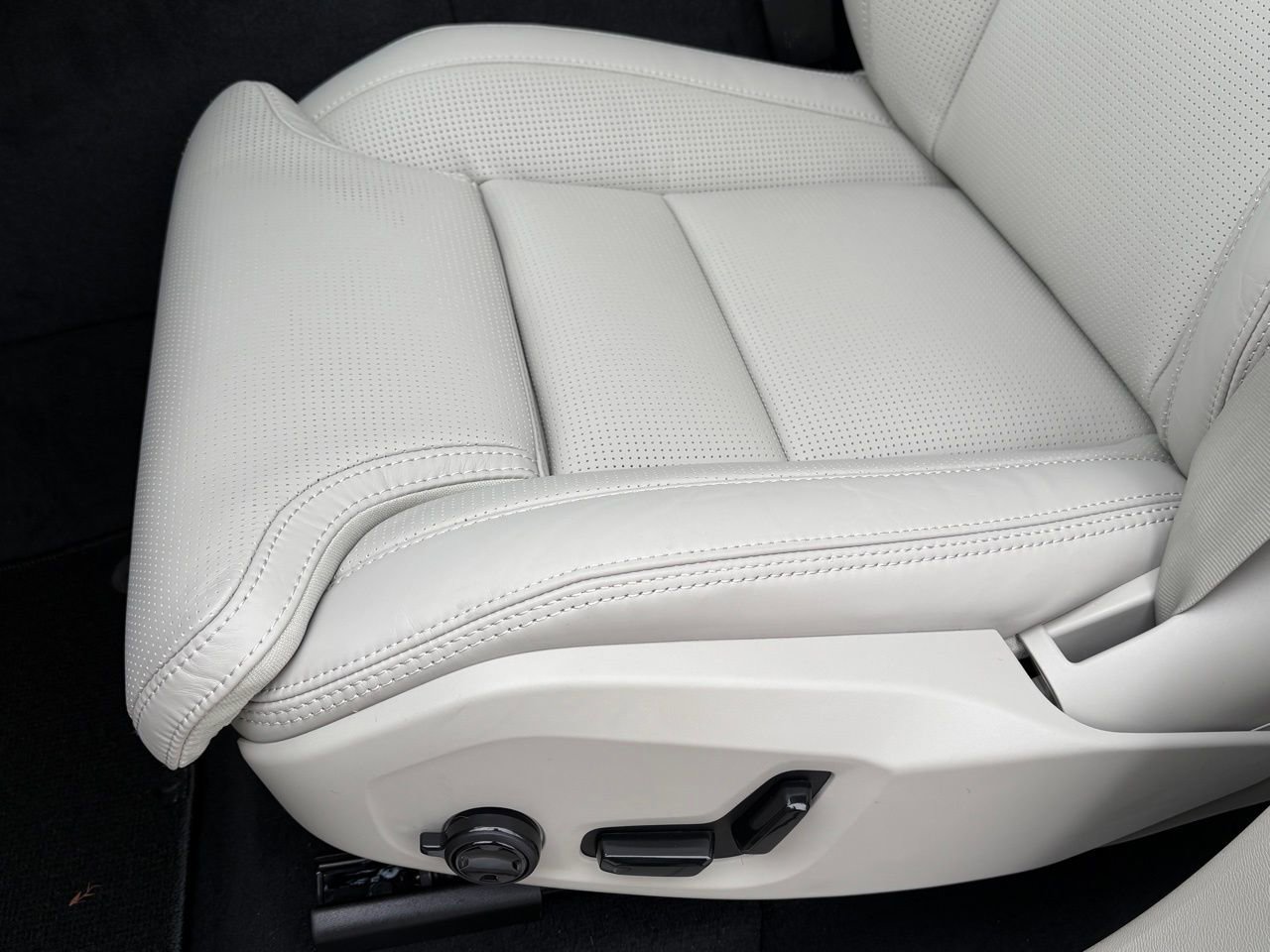 New 2026 Volvo XC60 B5 Ultra w/ Protection Package Premier image 20