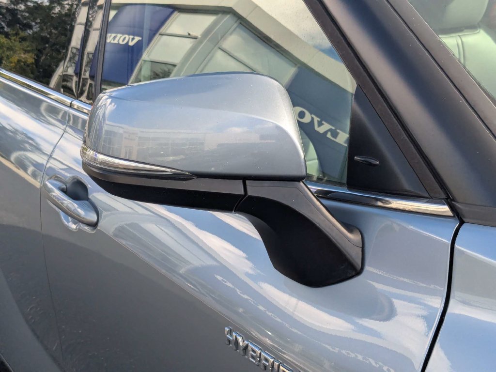Used 2021 Toyota Highlander XLE AWD/4WD image 12