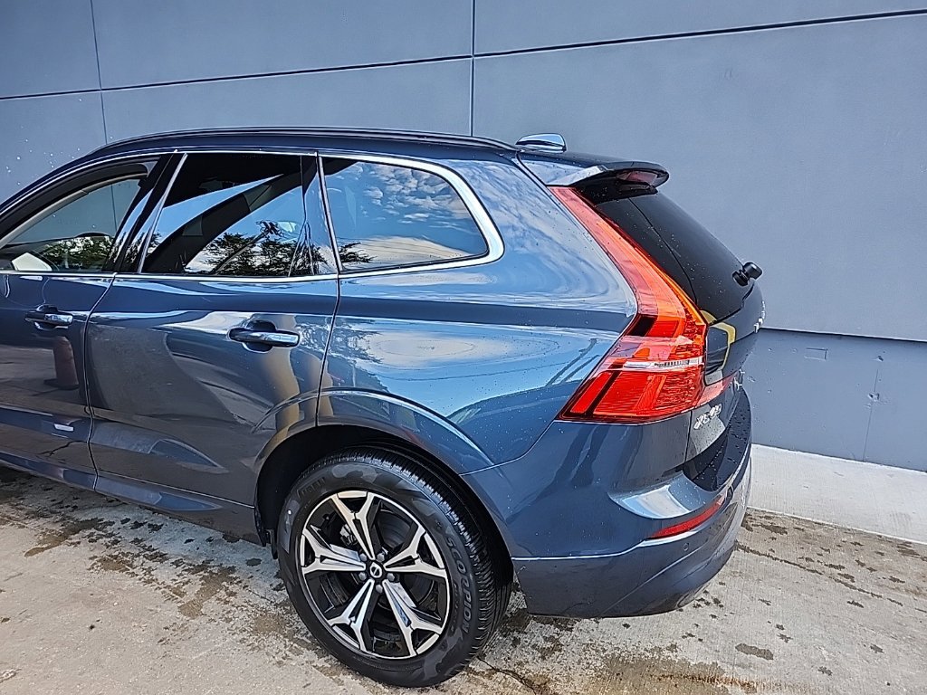Used 2022 Volvo XC60 B5 Momentum w/ Climate Package AWD/4WD image 3