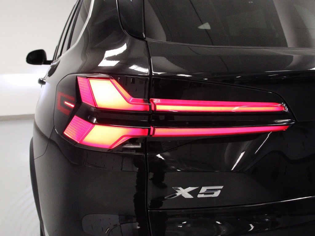 Used 2025 BMW X5 xDrive50e w/ Parking Assistance Package image 11