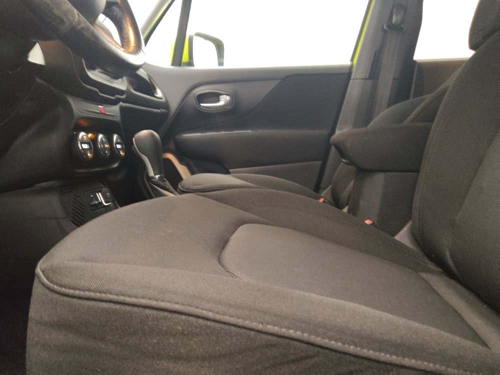 Used 2017 Jeep Renegade Latitude w/ Popular Equipment Group FWD image 17