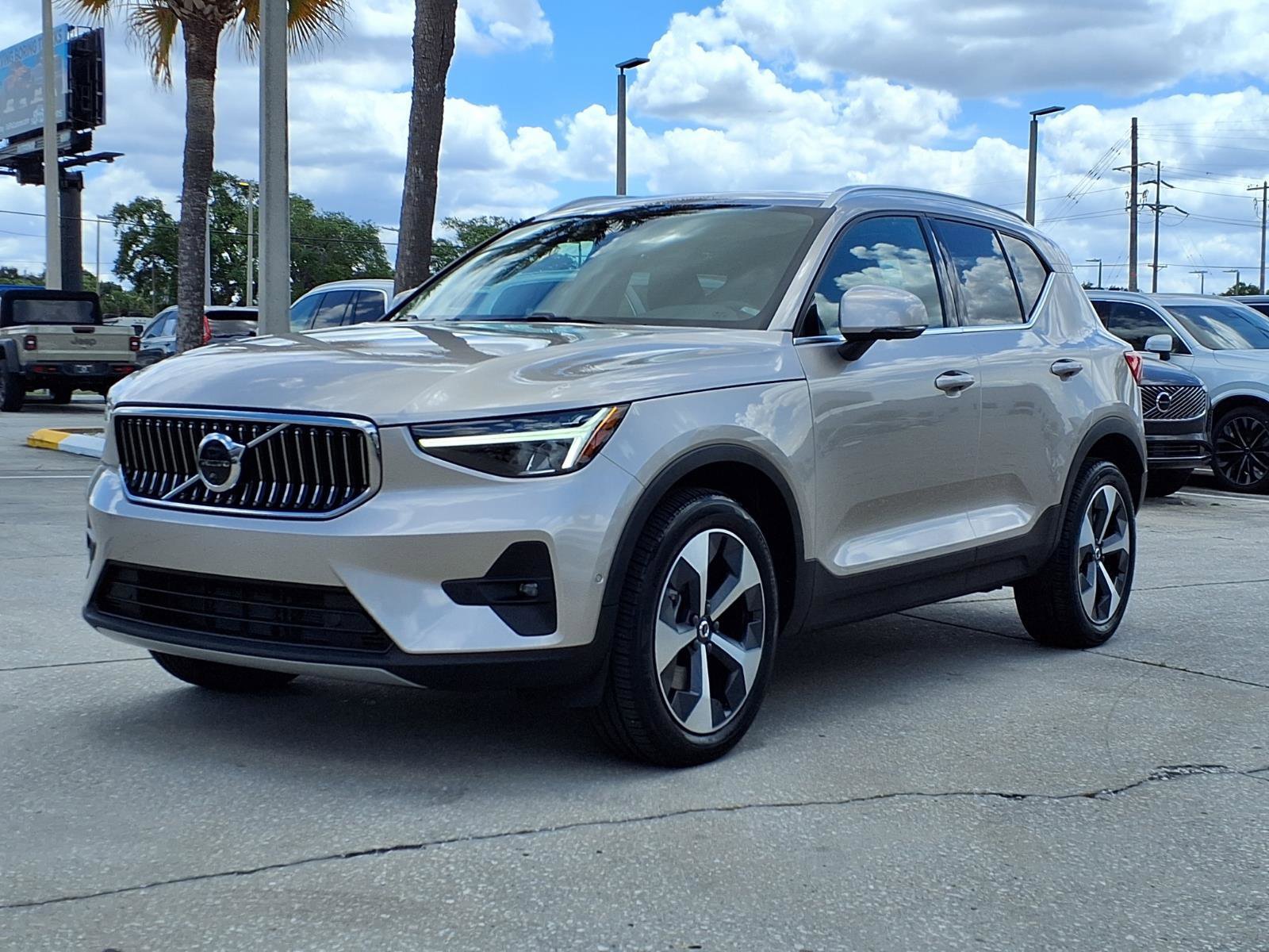 Certified 2023 Volvo XC40 B5 Plus w/ Driver Assist Package AWD/4WD image 4