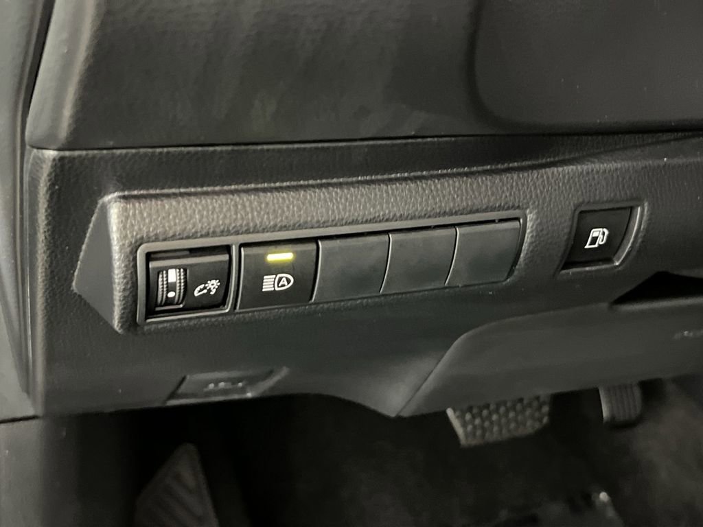 Used 2025 Toyota Corolla LE FWD image 29