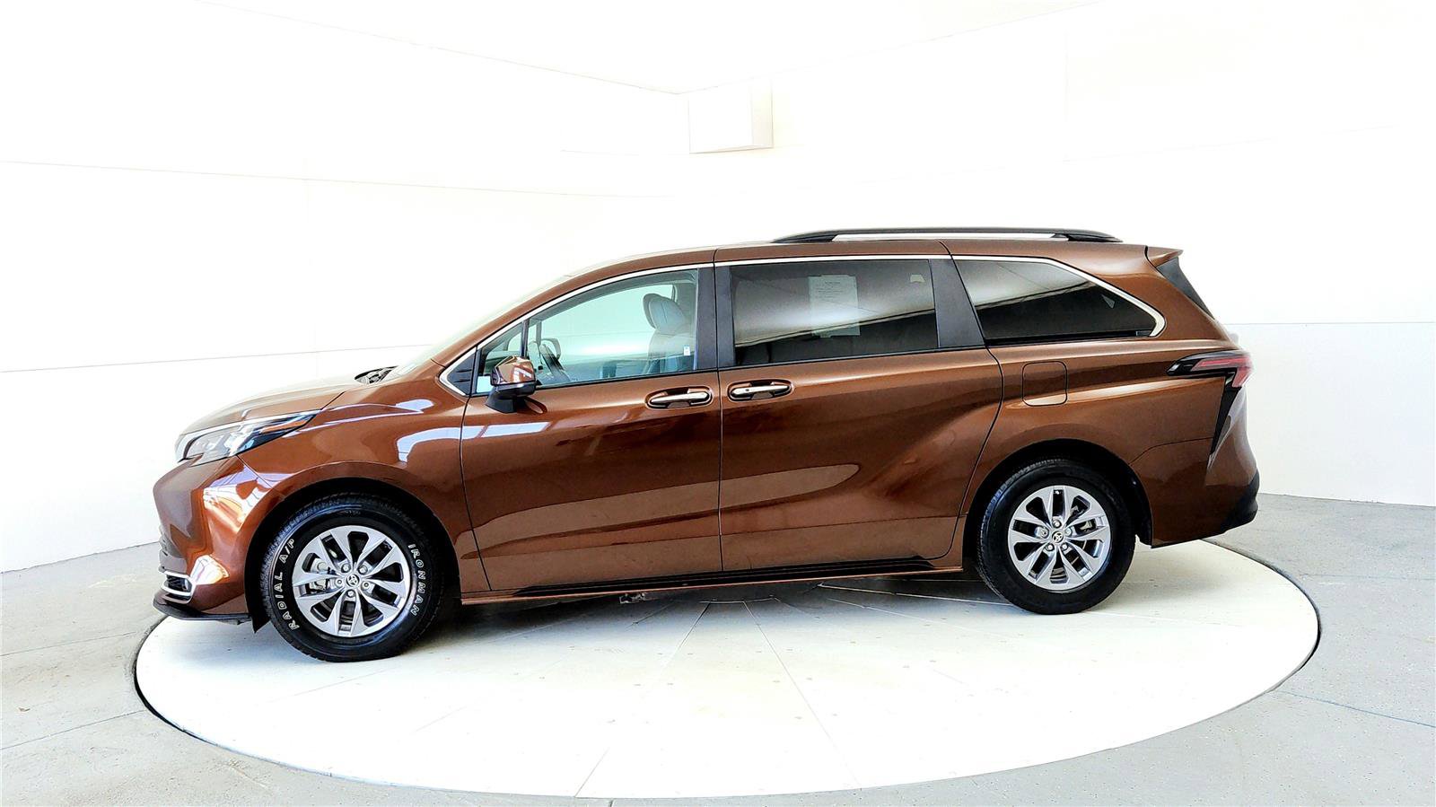 Certified 2024 Toyota Sienna XLE image 3