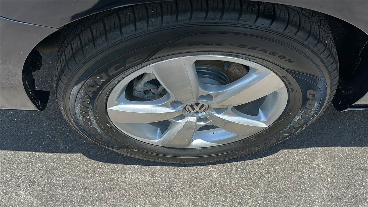 Used 2010 Volkswagen Routan SE FWD image 17