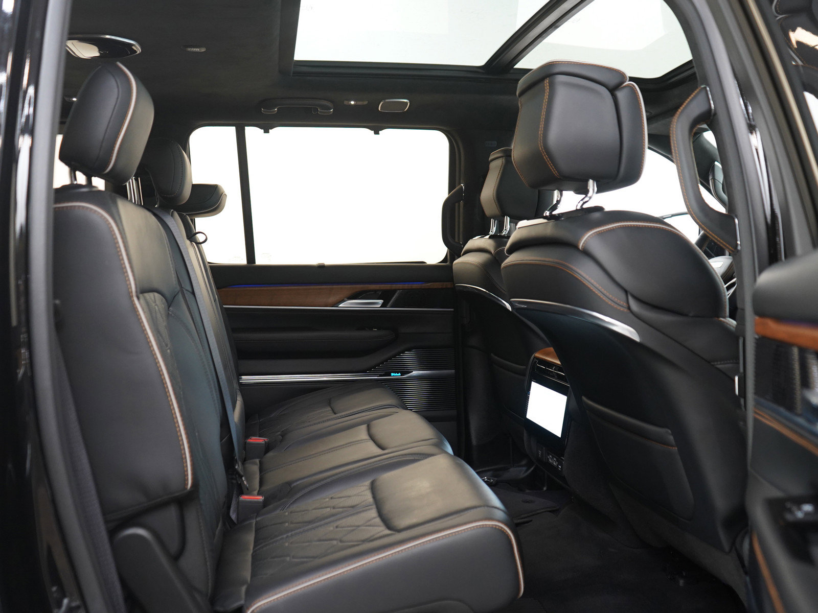 Used 2024 Jeep Grand Wagoneer Series III w/ Flexible Seating Group AWD/4WD image 13