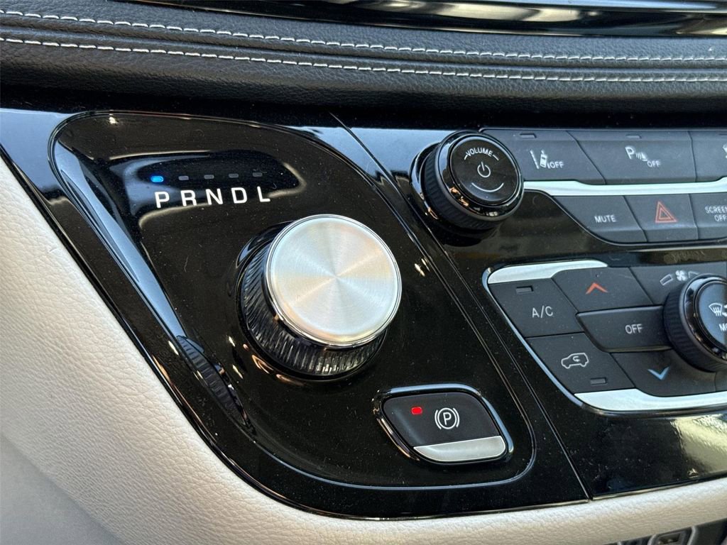Used 2023 Chrysler Pacifica Touring-L image 14