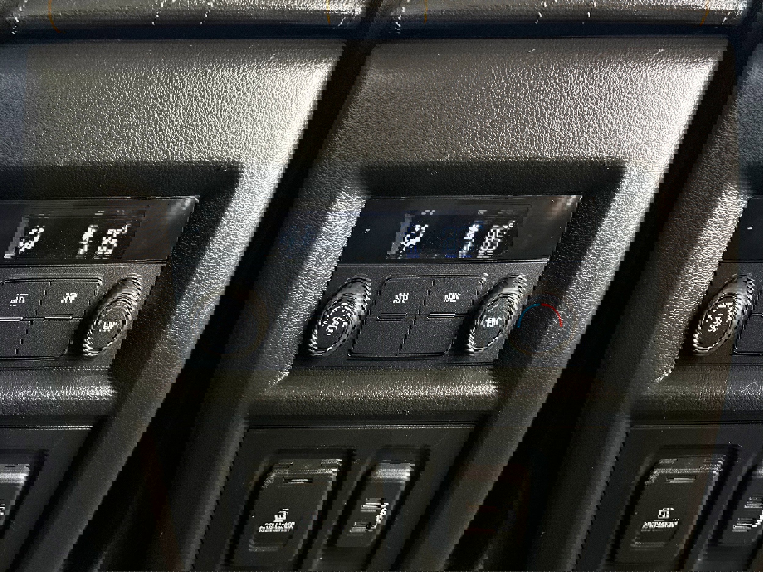 Used 2021 Chevrolet Traverse RS image 34