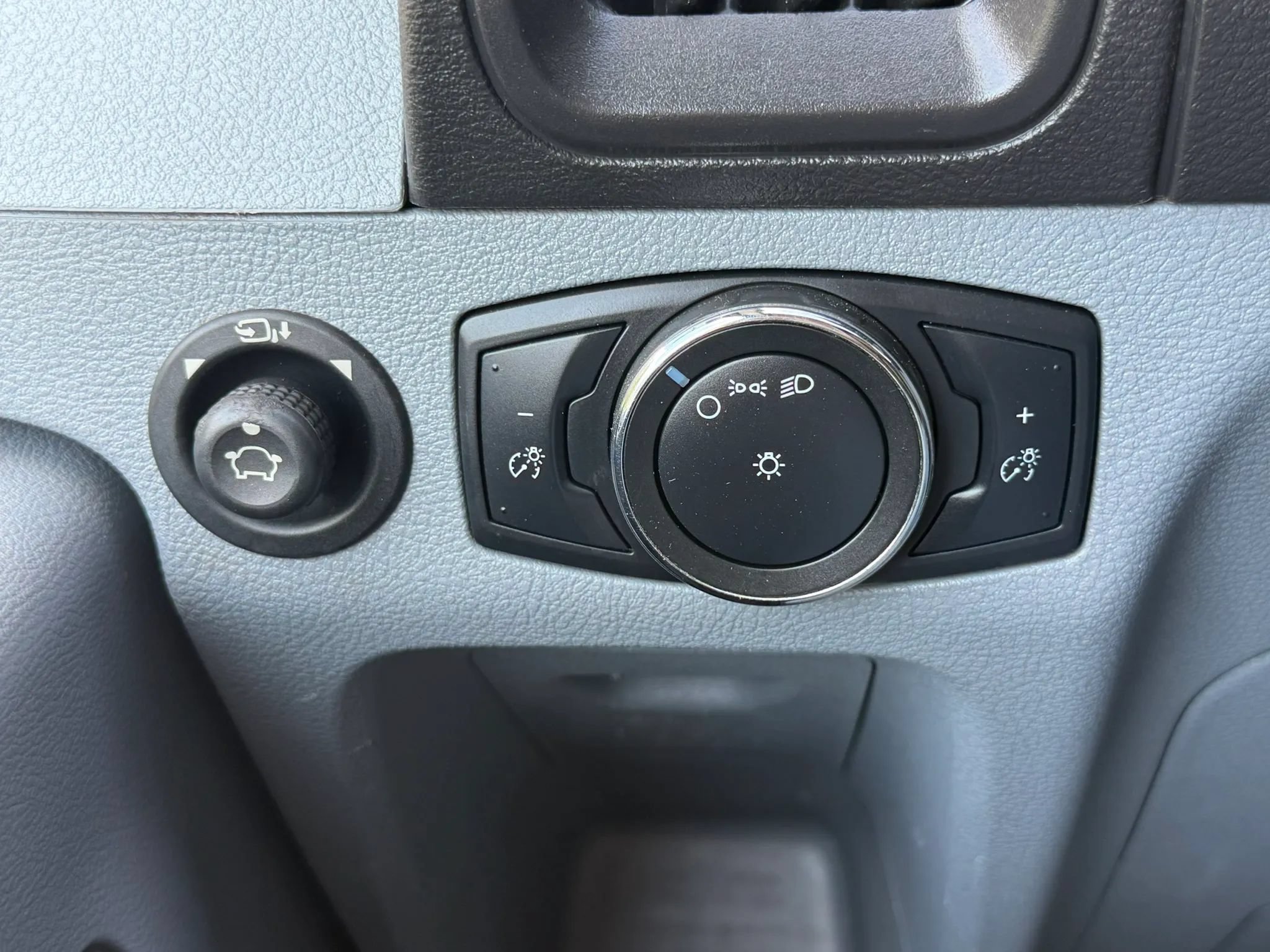 Used 2019 Ford Transit 150 148 Medium Roof RWD image 20