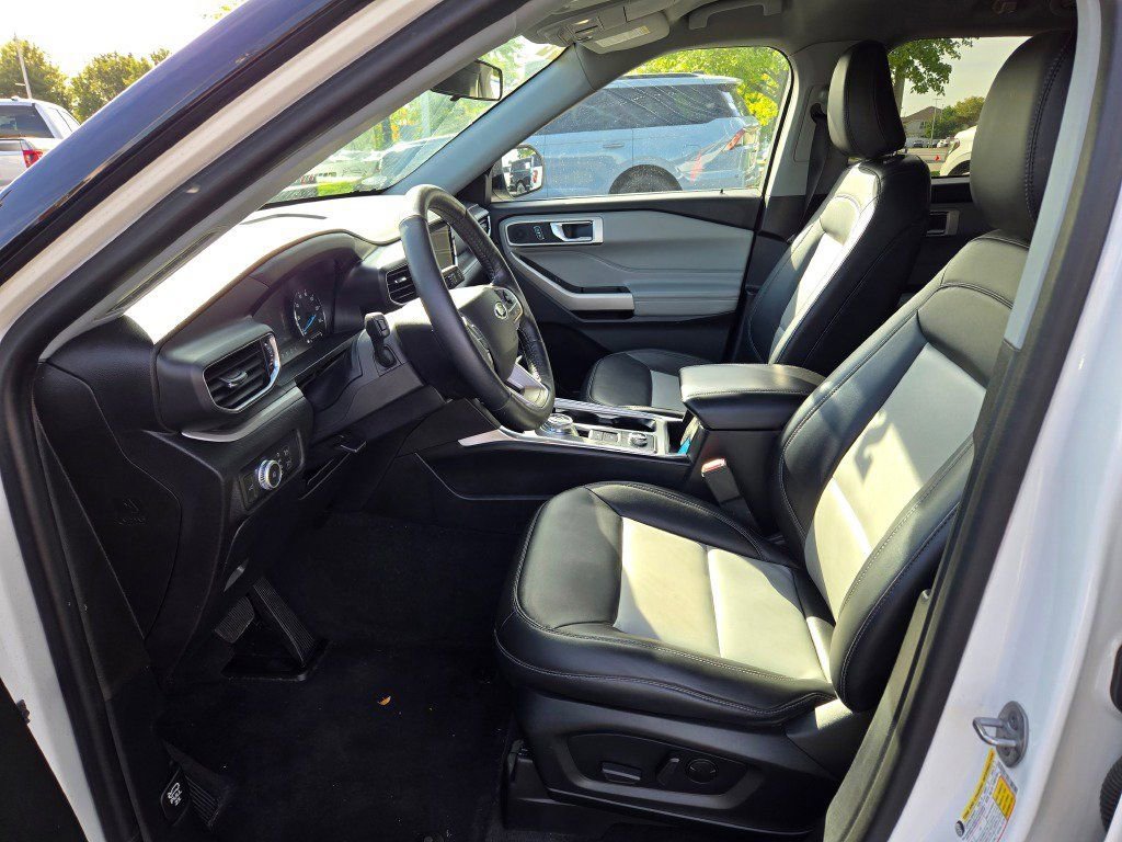 Used 2022 Ford Explorer XLT w/ Equipment Group 202A AWD/4WD image 22
