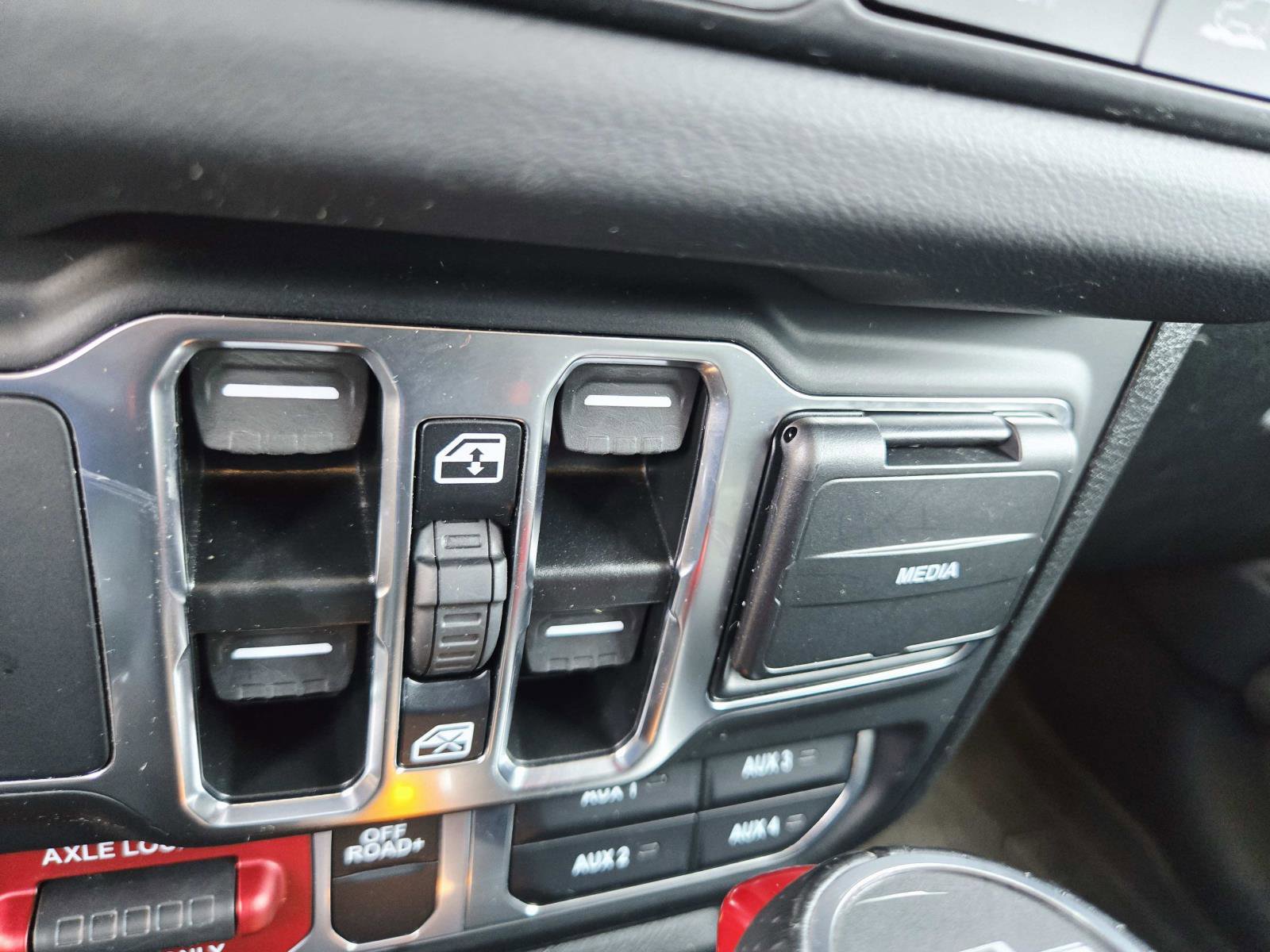 Used 2024 Jeep Gladiator Mojave AWD/4WD image 36