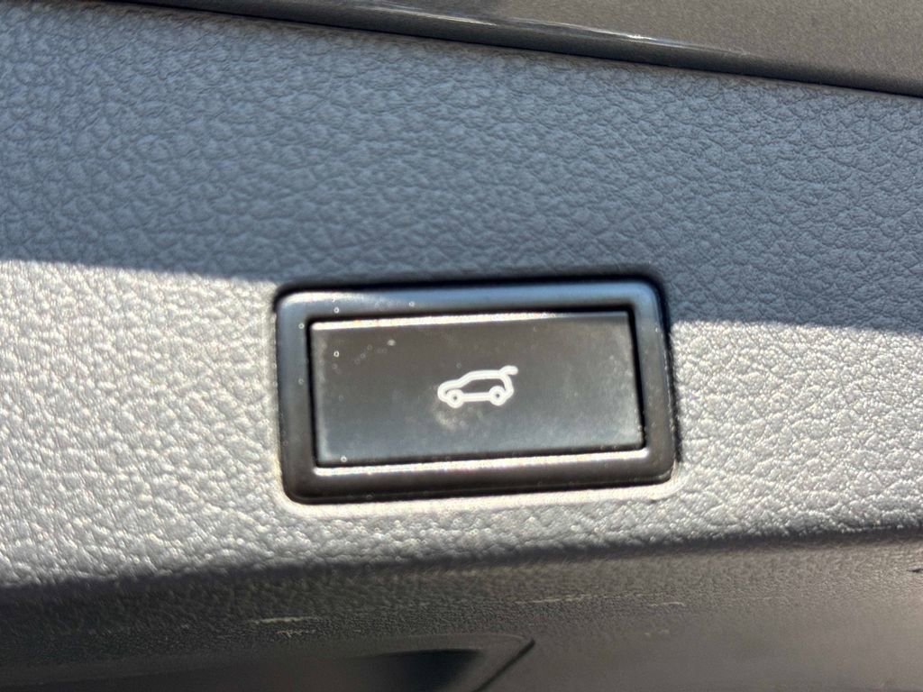 Used 2016 Volkswagen Touareg Sport image 7