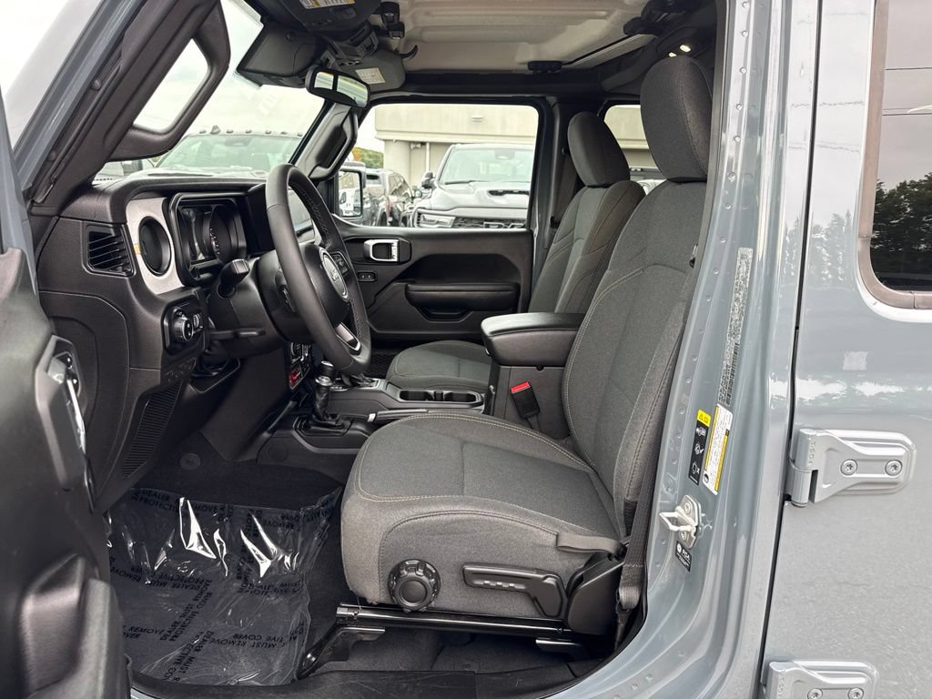 Certified 2025 Jeep Gladiator Overland AWD/4WD image 17