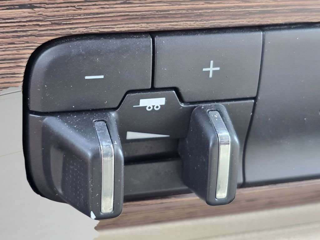 Used 2018 RAM 2500 Laramie w/ Cold Weather Group image 26